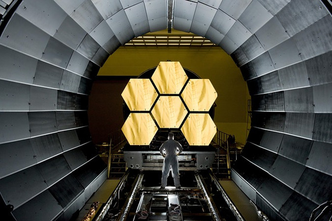 Segmenty lustrzane teleskopu Jamesa Webba (James Webb Space Telescope), który ma się stać następcą Kosmicznego Teleskopu Hubble'a i prowadzić obserwacje w podczerwieni. W budowę JWST zaangażowane są m.in. NASA i Europejska Agencja Kosmiczna (skeeze / Pixabay)