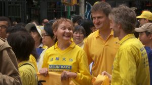 Barbara Schafer dołącza do parady Falun Gong z innymi praktykującymi w Nowym Jorku<br/>(fot.: Oliver Trey)