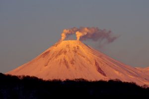 Naukowcy przypuszczają, że wielkie wylewy law miały miejsce na kontynencie syberyjskim. Na zdjęciu wulkan Awaczyńska Sopka na Kamczatce w Rosji (Natalia_Kollegova / Pixabay)