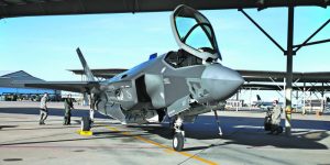 Pracownicy obsługi naziemnej przygotowują myśliwiec F-35 do misji szkoleniowej w bazie Hill Air Force Base, w Ogden, w stanie Utah, 15.03.2017 r. (GEORGE FREY / GETTY IMAGES)