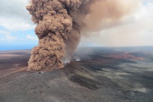 Zdjęcie udostępnione przez USGS pokazuje pióropusz popiołu unoszącego się z krateru wulkanu Kīlauea po trzęsieniu ziemi o sile 6,9 w okolicy Pahoa, Hawaje, USA, 4.05.2018 r. (wydane 5.05.2018 r.) (USGS/PAP/EPA)