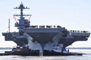 Marynarze marynarki wojennej Stanów Zjednoczonych na pokładzie lotniskowca Gerald R. Ford (CVN 78) w Newport News, w Wirginii, 8.04.2017 r. (Chief Mass Communication Specialist Christopher Delano / U.S. Navy via Getty Images)