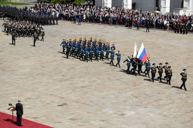 Prezydent Rosji Władimir Putin (z lewej) przyjmuje defiladę Pułku Prezydenckiego na Placu Soborowym, Moskwa, 7.05.2018 r. (ALEXEY FILIPPOV/SPUTNIK/PAP/EPA)