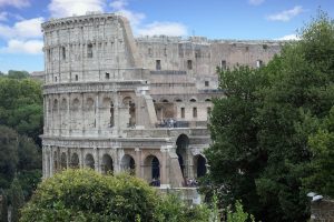 Prace prowadzone w rejonie Colle Oppio w latach 90. minionego wieku zostały zawieszone. Na zdjęciu widok na Koloseum (Manne1409 / Pixabay)