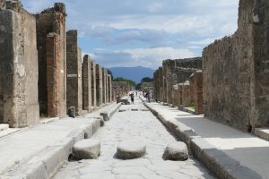Określenie „drugie Pompeje” odnosi się do rozmiarów pozostałości starożytnego miasta, które mogą się kryć pod współczesną zabudową. Pompeje, miasto zniszczone na skutek erupcji Wezuwiusza 24 sierpnia 79 r. n.e., znajdują się ok. 20 km na południowy wschód od Neapolu. Na zdjęciu odkopane ruiny Pompejów (falco / Pixabay)