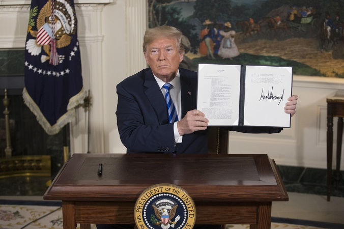 Prezydent USA Donald J. Trump pokazuje podpisane memorandum przywracające sankcje wobec Iranu. Pokój dyplomatyczny Białego Domu w Waszyngtonie, USA, 8.05.2018 r. (Michael Reynolds/PAP/EPA)