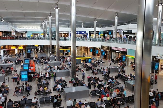 Sejm przyjął ustawę, która ustala zasady budowy Centralnego Portu Komunikacyjnego. Na zdjęciu wnętrze portu lotniczego Heathrow w Londynie, jednego z największych w Europie (LadyDisdain / Pixabay)