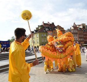 Złoty Smok na pl. Zamkowym w Warszawie, Światowy Dzień Falun Dafa, 13.05.2018 r. (The Epoch Times)