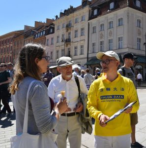Huang Jianmin (pierwszy z prawej) na pl. Zamkowym podczas Światowego Dnia Falun Dafa, Warszawa, 13.05.2018 r. (The Epoch Times)