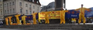 Praktykujący Falun Dafa w strojach do tańca ze smokiem prezentują pierwsze ćwiczenie, jedno z pięciu będących częścią praktyki, Światowy Dzień Falun Dafa, Warszawa, 13.05.2018 r. (The Epoch Times)