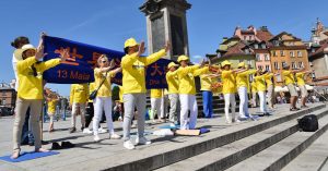 Prezentacja pierwszego z pięciu prostych i spokojnych ćwiczeń, które stanowią część praktyki Falun Dafa, Światowy Dzień Falun Dafa, pl. Zamkowy w Warszawie, 13.05.2018 r. (The Epoch Times)