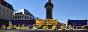 Prezentacja piątego ćwiczenia – medytacji stanowiącej część praktyki Falun Dafa, Światowy Dzień Falun Dafa, pl. Zamkowy w Warszawie, 13.05.2018 r. (The Epoch Times)