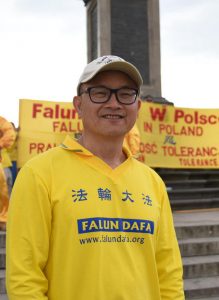 Huang Jianmin, wiceprezes Polskiego Stowarzyszenia Falun Dafa: „Na dzień dzisiejszy w Chinach i na świecie ciężko jest być kimś dobrym. Dużo ludzi się obawia, że to jest zbyt trudne. A Falun Dafa właśnie nam w tym pomaga i dzięki niemu łatwiej nam żyć”, Światowy Dzień Falun Dafa, Warszawa, 13.05.2018 r. (The Epoch Times)