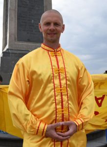 Piotr Głowacki: „Dla mnie Falun Dafa jest powodem, dlaczego tu na Ziemi jestem, celem i sensem mojego życia”, Światowy Dzień Falun Dafa, Warszawa, 13.05.2018 r. (The Epoch Times)