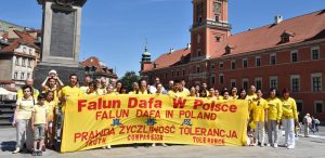 Praktykujący Falun Dafa w Polsce składają życzenia urodzinowe Mistrzowi Li Hongzhi, 13.05.2018 r. (The Epoch Times)