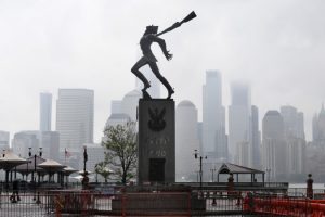 Pomnik Katyński w Jersey City, 16.05.2018 r. (Radek Pietruszka / PAP)
