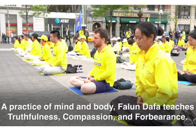 Nowojorscy praktykujący prezentują piąte ćwiczenie Falun Dafa – medytację (Zrzut ekranu z wideorelacji The Epoch Times)