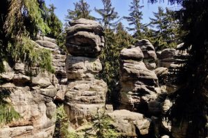 Ludzkie twarze wykute w skałach przez siły natury. Ostaš, Czechy, maj 2018 r. (archiwum autorki)