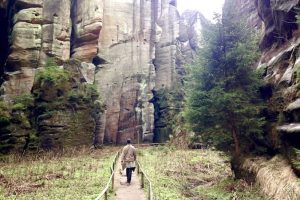 Szlak w Teplickim Skalnym Mieście wiedzie przez urokliwe skalne wąwozy. Czechy, maj 2018 r. (archiwum autorki)