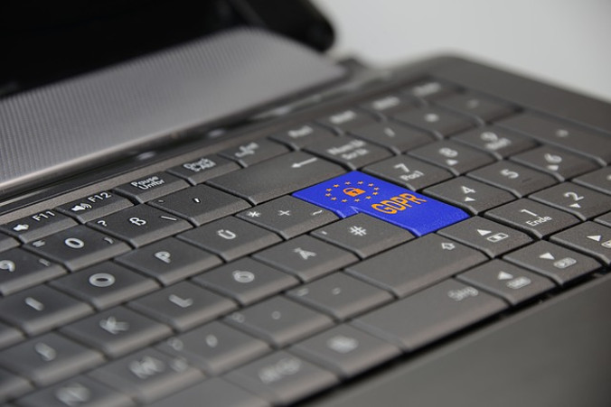 Prezydent podpisał ustawę o ochronie danych osobowych dostosowującą polskie prawo do przyjętego w maju 2016 roku przez Unię Europejską RODO (TheDigitalArtist / <a href="https://pixabay.com/pl/laptop-pkbr-prywatno%C5%9B%C4%87-ochrony-3233780/">Pixabay</a>)