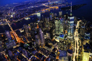 W miastach znajdują się tysiące latarni, a wiele budowli jest dodatkowo iluminowanych. Na zdjęciu Nowy Jork, Manhattan, nocą (igormattio / <a href="https://pixabay.com/pl/nowy-jork-cityscape-noc-city-2699520/">Pixabay</a>)