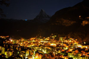 Zermatt, miejscowość w Szwajcarii u podnóża Matterhornu, nocą (ricardoadelaide / <a href="https://pixabay.com/pl/cervin-zermatt-szwajcarski-971240/">Pixabay</a>)