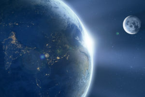 Wschód Słońca widziany z przestrzeni kosmicznej (Comfreak / <a href="https://pixabay.com/pl/ziemia-ksi%C4%99%C5%BCyc-b%C3%B3l-wsch%C3%B3d-s%C5%82o%C5%84ca-1388003/">Pixabay</a>)