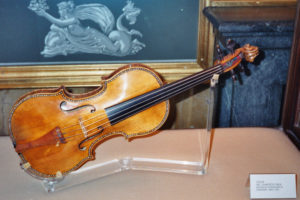 Skrzypce Spanish II Stradivarius (1687-1689) na wystawie w Pałacu Królewskim w Madrycie (By Gryffindor – self-made, I release it into the public domain / <a href="https://commons.wikimedia.org/w/index.php?curid=577386">domena publiczna</a>)