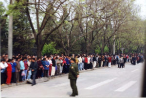 Praktykujący Falun Gong zebrali się w pobliżu Zhongnanhai, kompleksu budynków, gdzie swoją siedzibę ma KPCh, aby pokojowo apelować o wolność wyznania, 25.04.1999 r.<br/>(Dzięki uprzejmości Minghui.org)