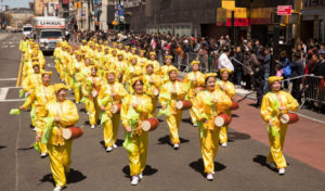 Zespół bębniarek złożony z praktykujących Falun Gong maszeruje podczas parady we Flushing 22.04.2018 r., aby upamiętnić 19. rocznicę pokojowego apelu, który 25.04.1999 r. miał miejsce w Pekinie, w Chinach. Wzięło w nim wówczas udział 10 000 praktykujących Falun Gong (Larry Dai / The Epoch Times)