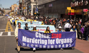 Praktykujący Falun Gong wzywają do aresztowania byłego chińskiego dyktatora Jiang Zemina – głównego inicjatora trwających już 19 lat prześladowań Falun Gong w Chinach – podczas marszu we Flushing, Nowy Jork, 22.04.2018 r.<br/>(Larry Dai / The Epoch Times)