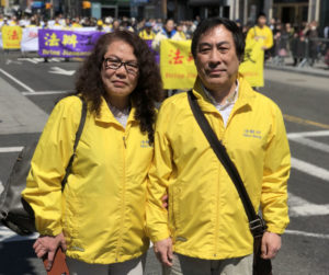 Wang Lurui (po lewej) i jej mąż You Zhaohe w Nowym Jorku (NTD TV / The Epoch Times)
