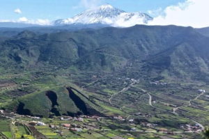 Widok na masyw górski i wierzchołek wulkanu Pico del Teide z trasy między El Palmar i Teno. Teneryfa, luty 2018 r. (zdjęcia użyczyła autorce Maria Batko)