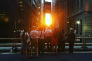 Manhattanhenge – zjawiskowy pokaz słoneczny w nowojorskiej metropolii