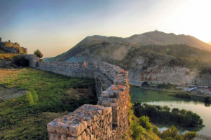  Zdjęcie ilustracyjne. Fragment ruin zamku Rozafa w pobliżu Szkodry (Tscakir – Template:Talha Çakır, CC BY 3.0 / <a href="https://commons.wikimedia.org/w/index.php?curid=20464852">Wikimedia</a>)