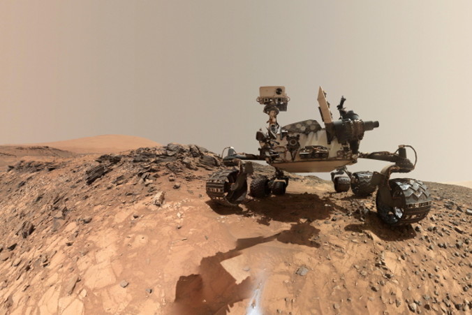 Zdjęcie udostępnione przez NASA 8.06.2018 r. przedstawia łazik Curiosity na Marsie, w miejscu, w którym wykonał drążenie w formacji skalnej ‘Buckskin’ na górze Sharp, Mars, 5.08.2015 r. (NASA/JPL-Caltech/PAP/EPA)