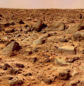 Próbki pobrane z wierceń w skałach były analizowane w pokładowym laboratorium łazika. Na zdjęciu fragment powierzchni Marsa (WikiImages / <a href="https://pixabay.com/pl/mars-planety-powierzchnia-11604/">Pixabay</a>)