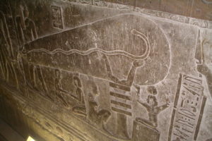 Wyryty w krypcie w świątyni Hathor w Egipcie obiekt przypominający żarówkę, sfotografowany 6.02.2005 r. przez Lassego Jensena (By The original uploader was Twthmoses at English Wikipedia – Transferred from en.wikipedia to Commons, <a href="https://creativecommons.org/licenses/by/2.5/">CC BY 2.5</a> / <a href="https://commons.wikimedia.org/w/index.php?curid=1827091">Wikimedia</a>)