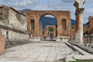 Ruiny miasta Pompeje zniszczonego przez erupcję Wezuwiusza 24.08.79 r. n.e. (bogles / <a href="https://pixabay.com/pl/pompeje-ruiny-staro%C5%BCytny-w%C5%82ochy-2194921/">Pixabay</a>)