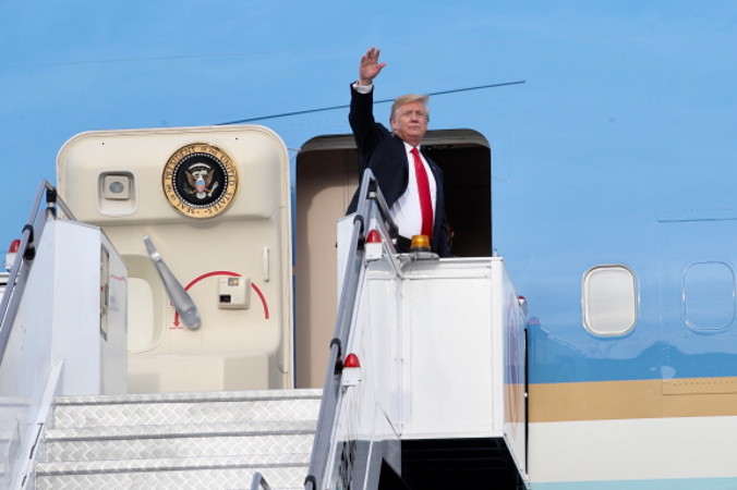 Prezydent USA Donald J. Trump macha na pożegnanie przed opuszczeniem bazy lotniczej Paya Lebar w Singapurze po spotkaniu z przywódcą Korei Północnej Kim Dzong Unem w hotelu Capella na wyspie Sentosa, 12.06.2018 r. (SINGAPORE MINISTRY OF COMMUNICATIONS AND INFORMATION HANDOUT /PAP/EPA)