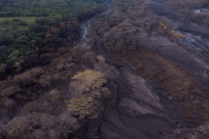  Zdjęcie wykonane z drona pokazuje lahary, czyli spływy gęstego, wulkanicznego błota, na zboczu wulkanu Fuego w La Reunion, Gwatemala, 13.06.2018 r. (SANTIAGO BILLY/PAP/EPA)