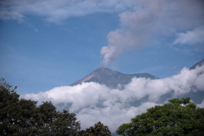 Widok na wulkan Fuego w gminie Alotenango, departament Sacatepéquez, Gwatemala, 12.06.2018 r. (SANTIAGO BILLY/PAP/EPA)