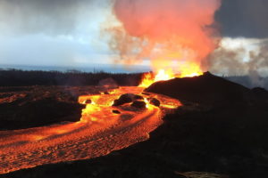 Zdjęcie udostępnione przez Amerykańską Służbę Geologiczną (USGS) 13.06.2018 r. pokazuje lawę w jednej ze szczelin (Fissure 8) wulkanu Kilauea na Hawajach. Fontanny lawy podobno osiągały wysokość nawet 48 m, USA, 12.06.2108 r. (USGS HANDOUT/PAP/EPA)