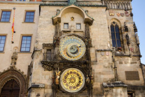 Zegar astronomiczny w całej okazałości na południowej ścianie Ratusza Staromiejskiego w czeskiej Pradze (USA-Reiseblogger / <a href="https://pixabay.com/pl/praga-stare-miasto-ratusz-czechy-1783114/">Pixabay</a>)
