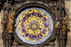 Praski zegar astronomiczny został zbudowany w 1410 r. Na zdjęciu widoczna jest jego dolna tarcza – kalendarium z medalionami przedstawiającymi miesiące (Pixaline / <a href="https://pixabay.com/pl/praga-zegar-zegar-astronomiczny-2819457/">Pixabay</a>)