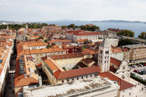 Pozostałości antycznego magazynu odkryto w rejonie zatoki Ljubač, ok. 20 km na północ od Zadaru. Na zdjęciu Zadar w Chorwacji (katkaZV / <a href="https://pixabay.com/pl/zadar-miasto-historia-chorwacja-2864250/">Pixabay</a>)
