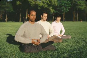 Sterling Campbell wykonuje piąte ćwiczenie Falun Gong – medytację (The Epoch Times)