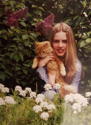 Loretta w wieku dziecięcym pozuje do zdjęcia z kotem (dzięki uprzejmości NTD Inspired)