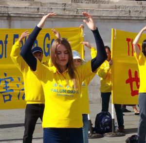 Loretta Duchamps wykonuje jedno z ćwiczeń Falun Dafa podczas wydarzenia zorganizowanego przez praktykujących (dzięki uprzejmości NTD Inspired)