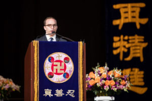 Ben Maloney mówi o swoich doświadczeniach w praktykowaniu duchowej dyscypliny Falun Gong, Capital One Arena w Waszyngtonie, 21.06.2018 r. (Edward Dye / The Epoch Times)